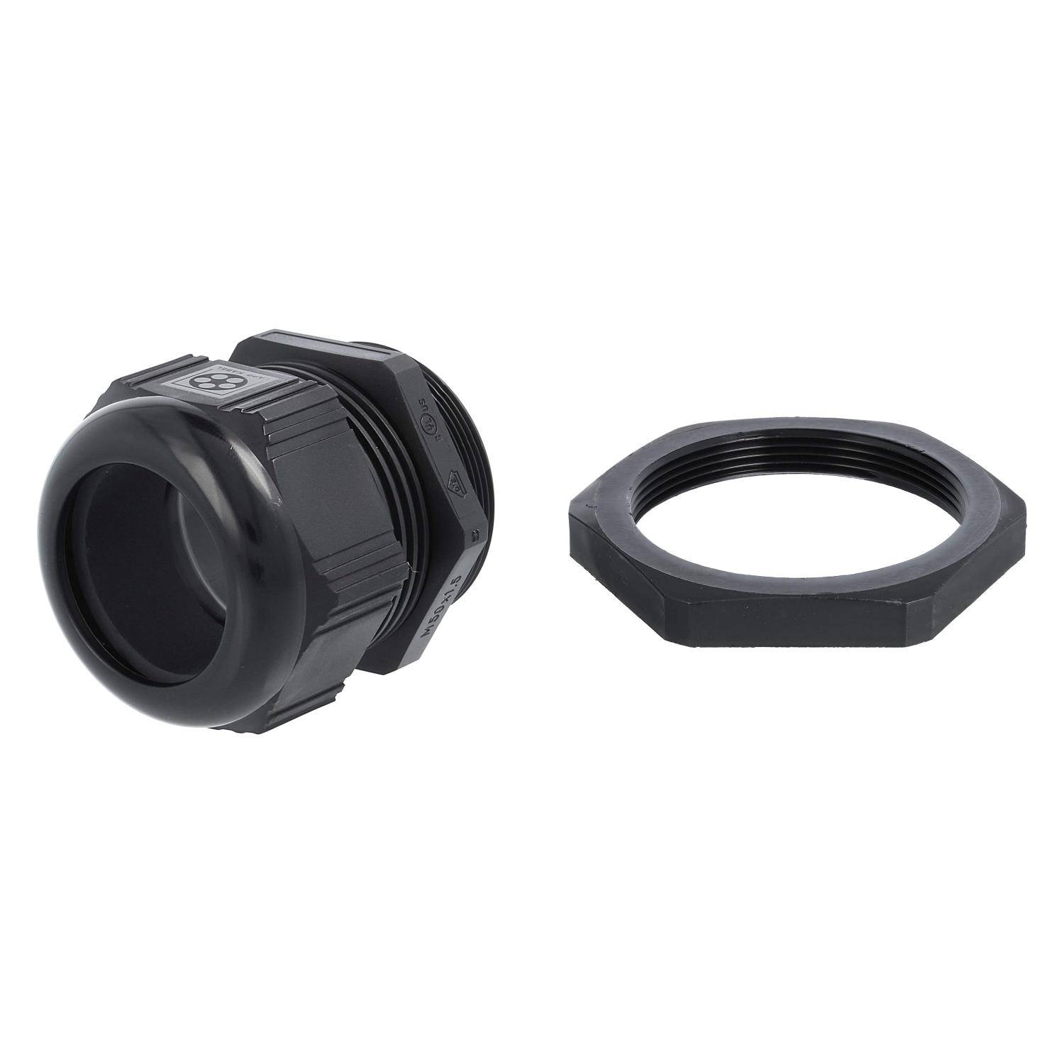 Eine schwarze Kabelverschraubung und eine Sicherungsmutter, konzipiert zum Befestigen und Abdichten von Kabeln durch ein Gehäuse, fotografiert vor einem weißen Hintergrund.