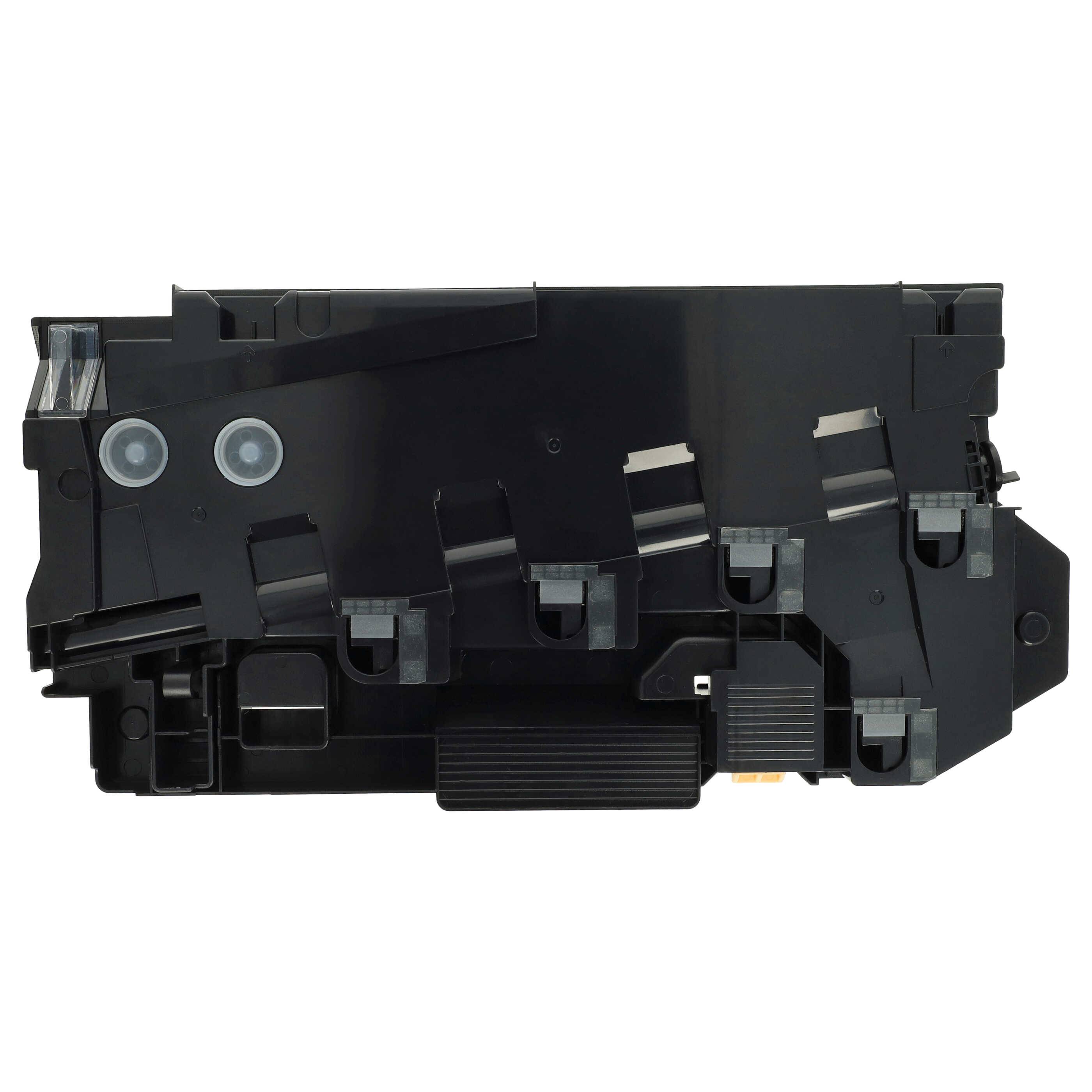 Eine schwarze Tonerkartusche mit verschiedenen Rillen und Schlitzen, verwendet für Laserdrucker, von der Seite auf einem weißen Hintergrund gesehen.