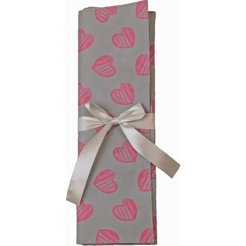 Ein gefalteter grauer Serviette mit rosa Herzmuster, mit einem cremefarbenen Band gebunden.