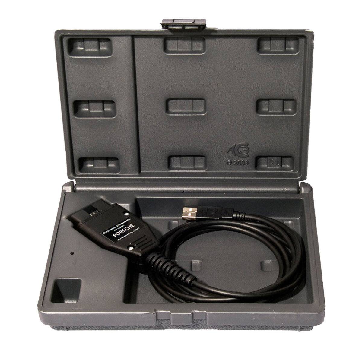 Ein offenes Hartkunststoffgehäuse mit einem USB-Kabel mit angebrachtem Adapter mit der Bezeichnung „Holux