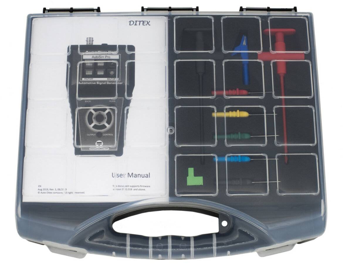 Ein Koffer mit einem Automotive-Signalgenerator-Gerät und verschiedenen farbcodierten Messspitzen. Der Kofferdeckel zeigt Anweisungen und ein Bild des Geräts.