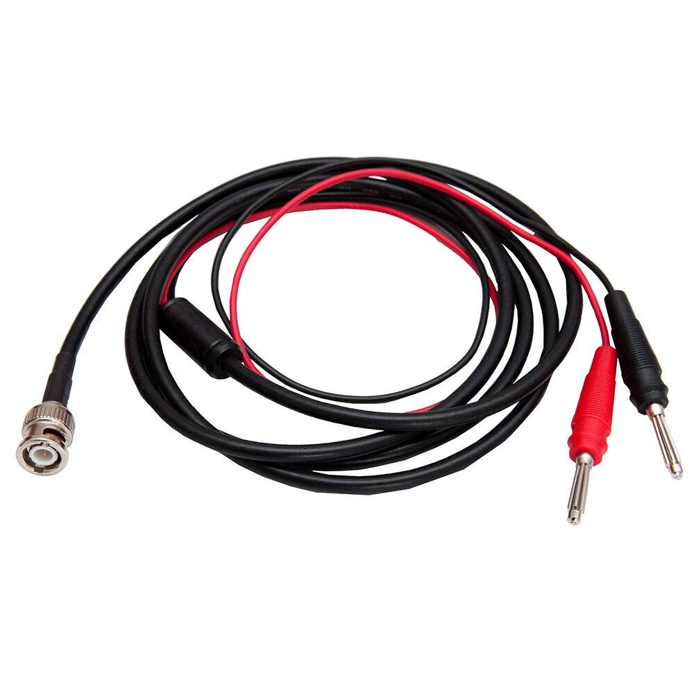 Ein schwarzes Kabel mit einem BNC-Stecker auf einer Seite und zwei roten und schwarzen Bananensteckern auf der anderen Seite, verwendet für elektronische Tests.