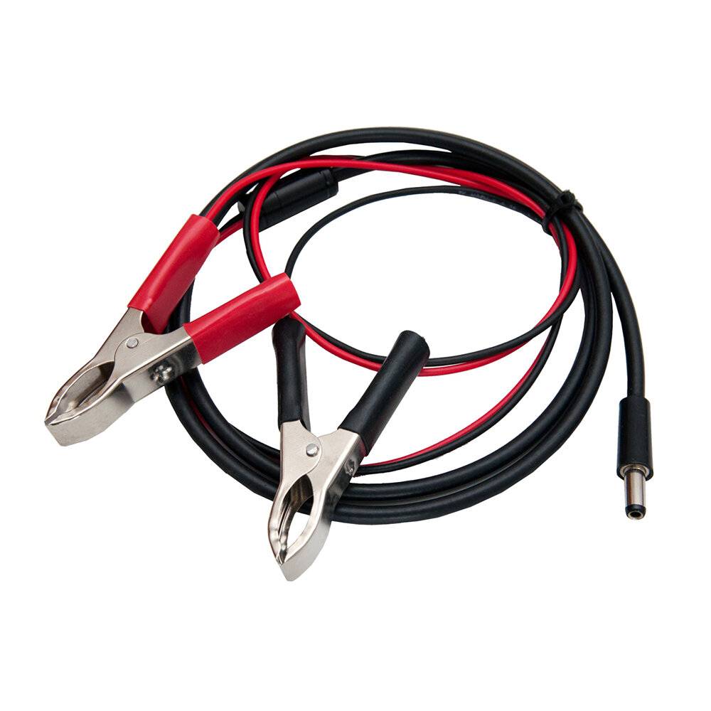 Rote und schwarze Starthilfekabel mit Metallklemmen auf weißem Hintergrund, verwendet zum Verbinden einer Fahrzeugbatterie mit einer anderen Stromquelle.