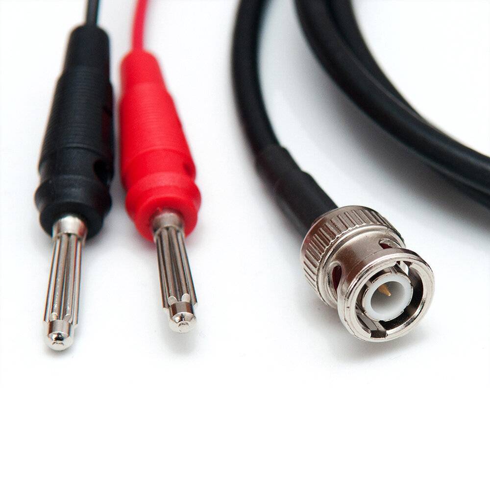 Ein schwarz-rotes Messleitungspaar mit Klemmen, zusammen mit einem BNC-Stecker, typischerweise für elektronische Prüfung und Messung verwendet.