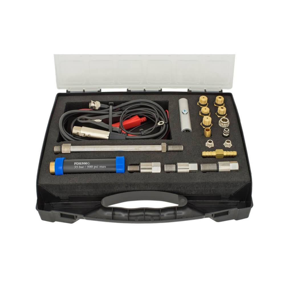 Ein kompaktes Werkzeugsatz in einem Transportkoffer, der verschiedene Metallbeschläge, Adapter, Kabel und einen Drucksensor enthält, ordentlich organisiert.