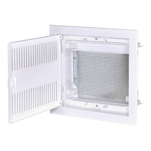 Eine offene weiße Metalltür mit belüftetem Design zeigt ein inneres Fach mit Netzabdeckung.