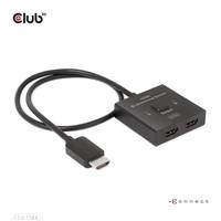 USB-C-Kabel verbunden mit einem kleinen schwarzen Dual-HDMI-Adapter mit Schalter, gezeigt auf weißem Hintergrund mit Club-Branding.