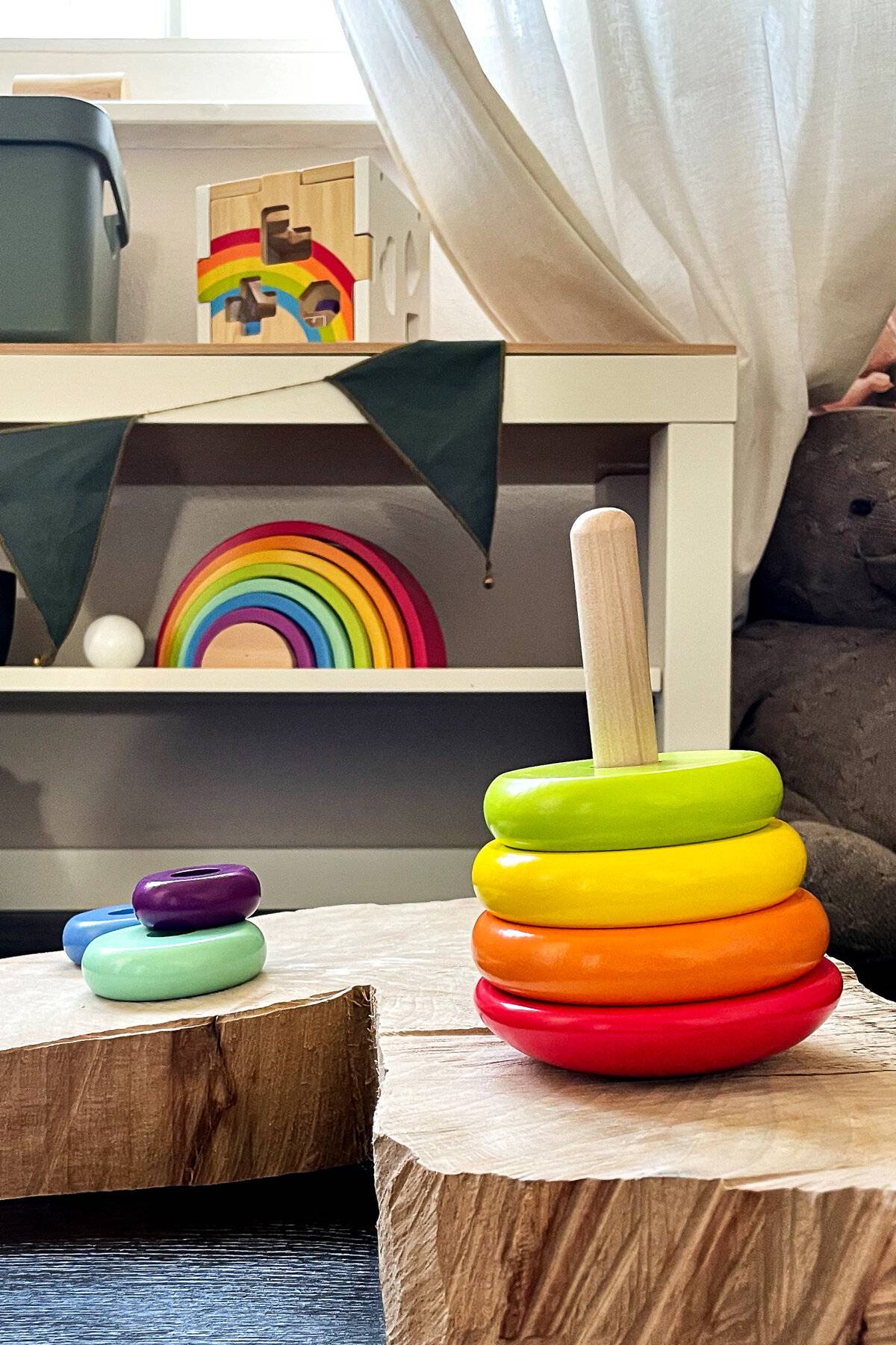 Small Foot 11775 Stapelturm Regenbogen, Motorik-Klassiker aus Holz