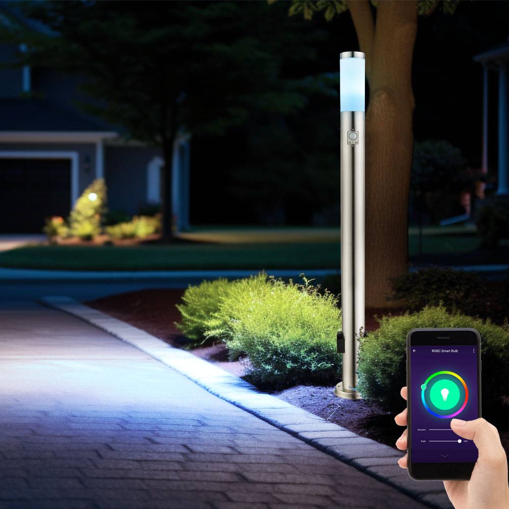 Stehleuchte mit Bewegungsmelder Standleuchte Edelstahl Außenleuchte Steckdosen, App Steuerung CCT dimmbar, Smart RGB LED 8,5W 806Lm, DxH 7,6x110 cm