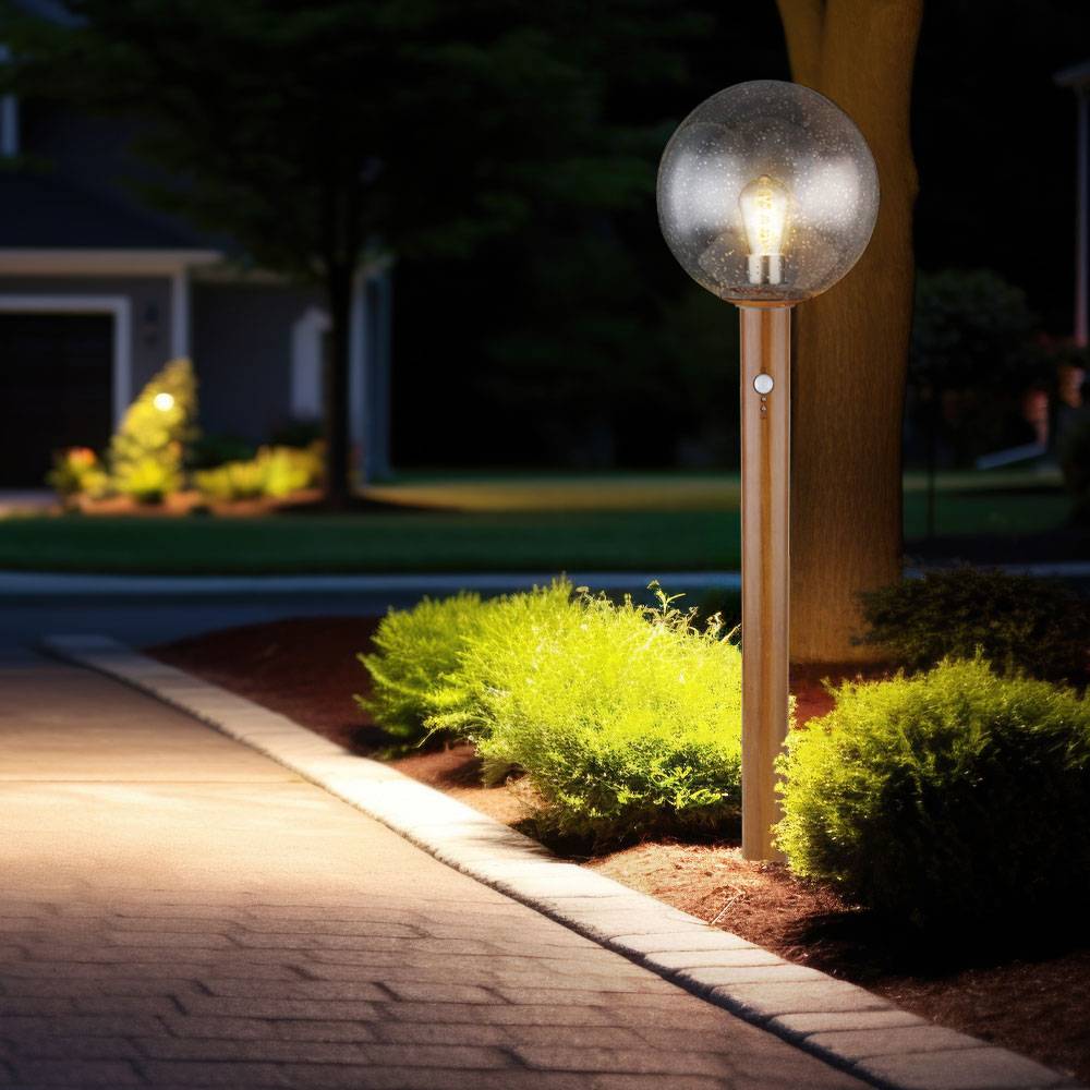 Gartenleuchte mit Bewegungsmelder Außenleuchte Stehlampe Standleuchte moderne Terrassenlampe, Holzoptik, Alu Glas, braun, E27 Fassung, DxH 25x100 cm