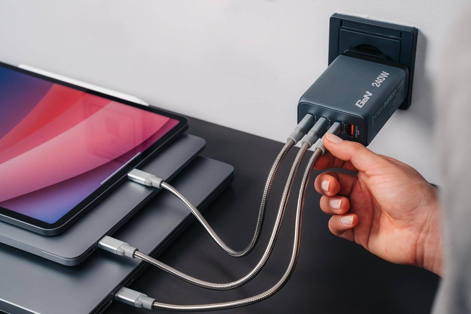 Verbatim GaN Charger 240 W, 4 Ports USB-C Ladegerät, Power Adapter mit 3 x USB-C und 1 x USB-A, Schnellladegerät
