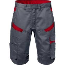 Graue Arbeitsshorts mit roten Akzenten, ausgestattet mit mehreren Taschen, darunter Cargo- und Reißverschlussvarianten, geeignet für Arbeit oder Freizeitkleidung.