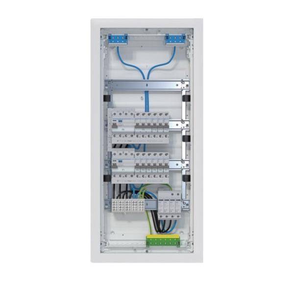Ein elektrisches Verteilerschrank mit Sicherungen und Verdrahtung, sauber angeordnet für eine organisierte Stromverteilung.