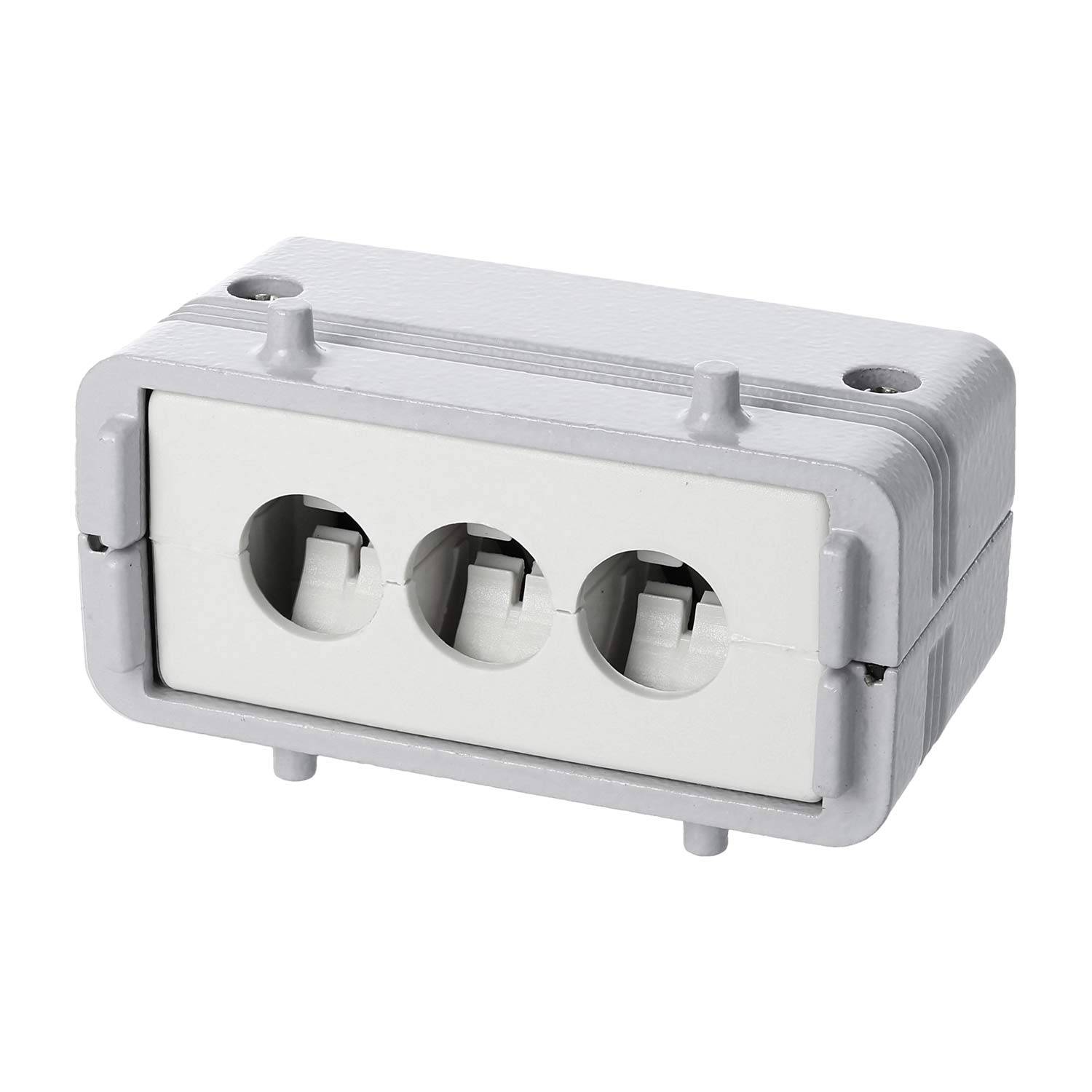 Eine graue dreipolige Elektroverteilerdose mit Montagebohrungen, entworfen für elektrische Verbindungen im Freien oder im Inneren.