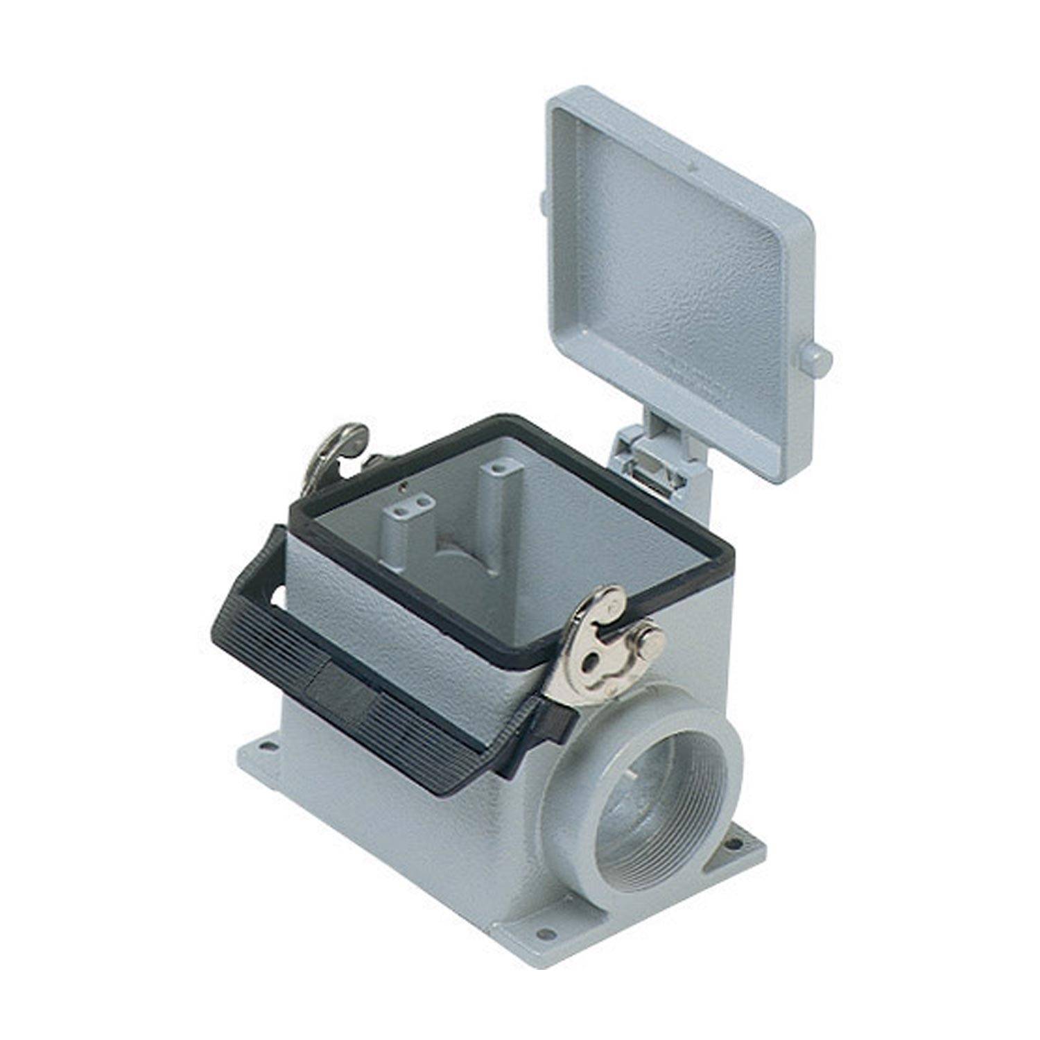 Ein metallisches elektrisches Anschlusskasten mit offenen Deckel und freiliegenden Innenraum. Er hat eine kreisförmige Rohrleitung am der Seite und zwei Metallklammern.