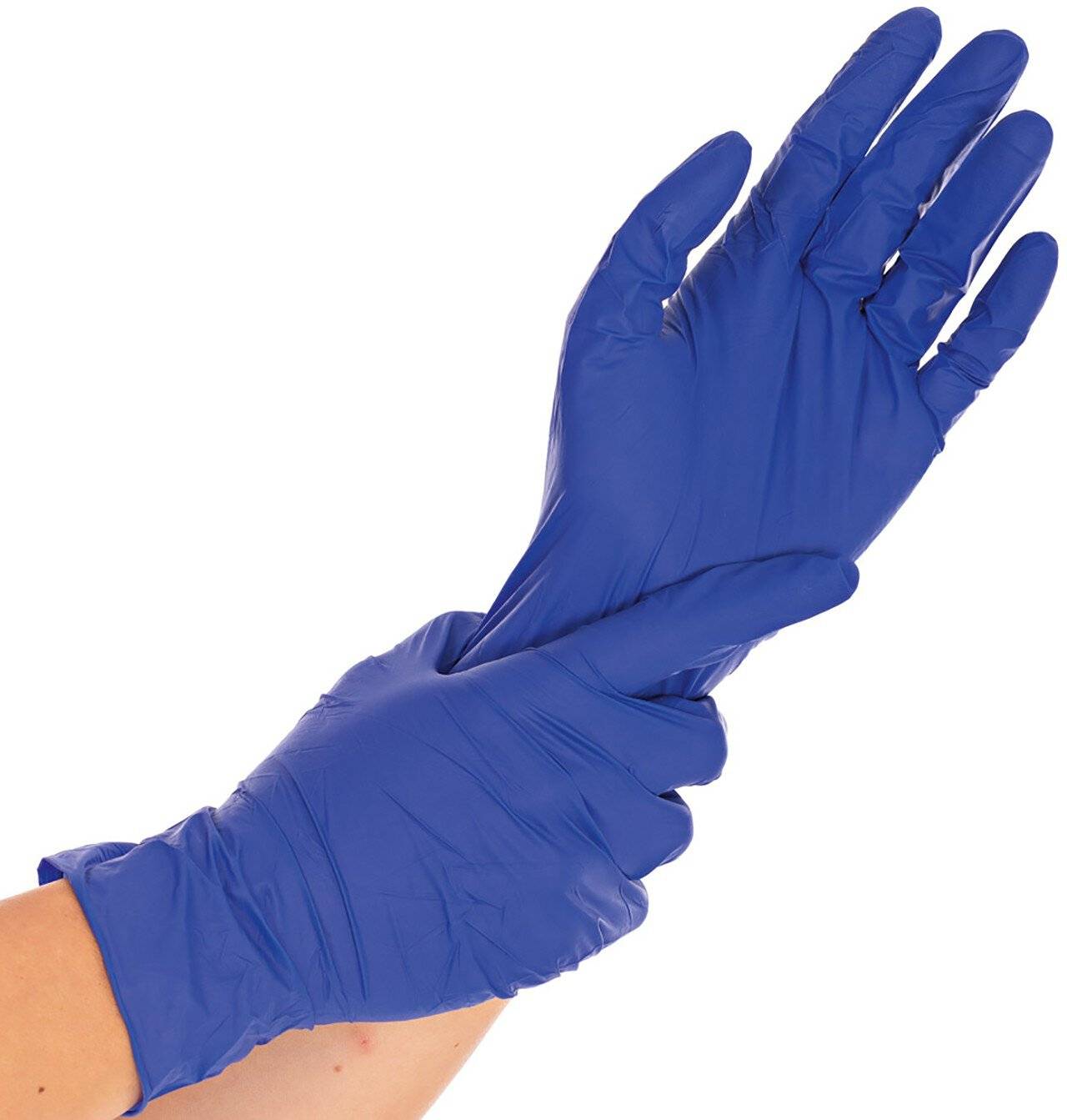 Eine Person, die einen blauen Einweghandschuh über ihre Hand auf einem einfachen weißen Hintergrund anzieht.
