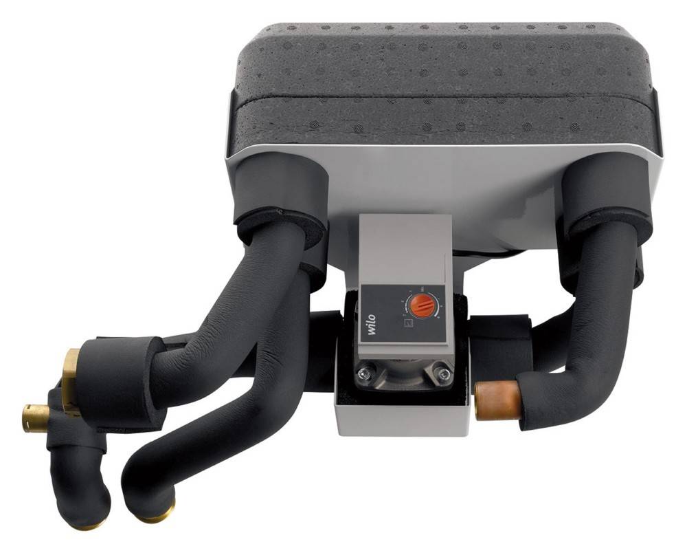 Eine Nahaufnahme eines isolierten mechanischen Geräts mit mehreren schwarzen Rohren und einer zentralen Steuerungsbox mit einem orangefarbenen Drehknopf.