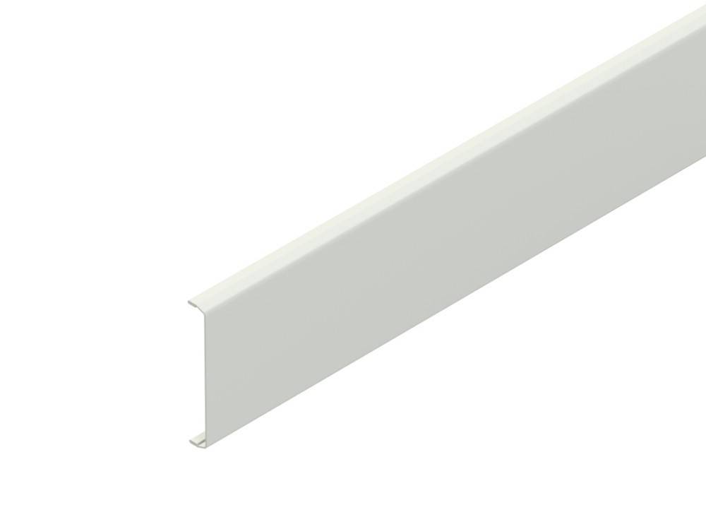 Ein weißes Metalldachpaneel mit einer erhöhten Kante an einer Seite, das für eine verschachtelte Installation ausgelegt ist. Geeignet für Dachsysteme.