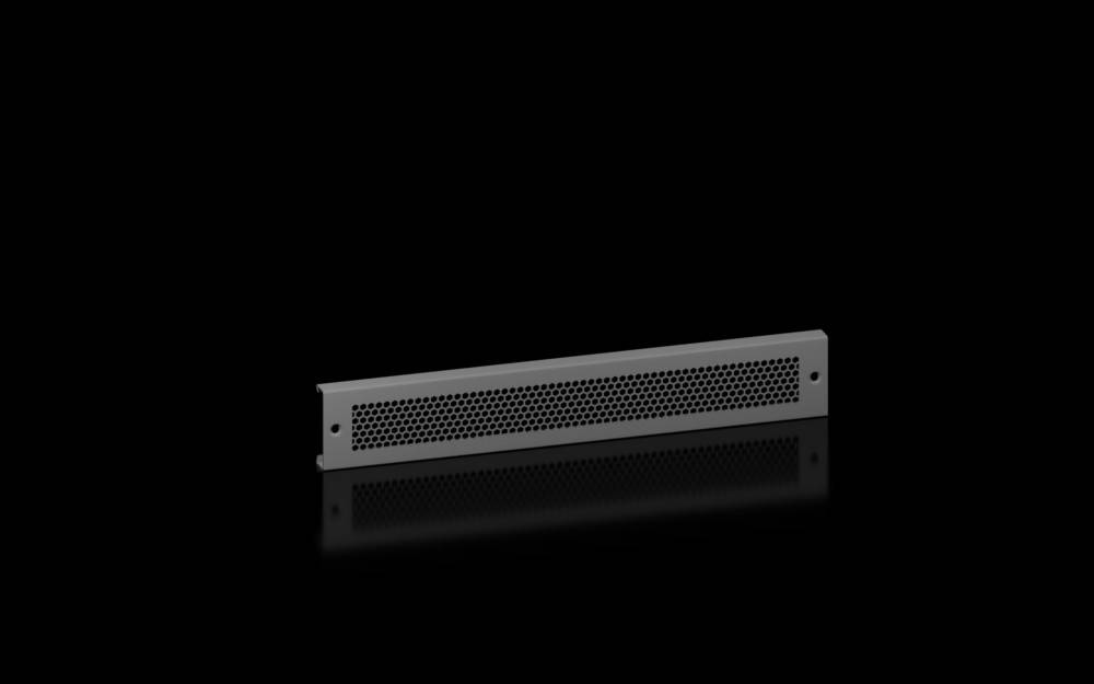 Ein schwarzes Metallrackpanel mit Lochung vor einem schwarzen Hintergrund, das leicht Licht reflektiert.