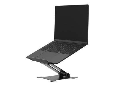 Ein schwarzer Laptop auf einem verstellbaren Metallständer, der leicht nach oben geneigt ist für ergonomische Sichtbarkeit. Der Laptop ist geöffnet und zeigt Tastatur und Bildschirm.