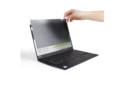 Eine Hand platziert einen Sichtschutz über einem Laptop und verdeckt teilweise die Anzeige mit einem grünen Balkendiagramm.
