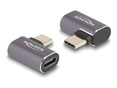 Zwei USB-C-Adapter-Dongles, einer mit einem USB-C-Anschluss und einer mit einem USB-C-Stecker, auf weißem Hintergrund dargestellt.