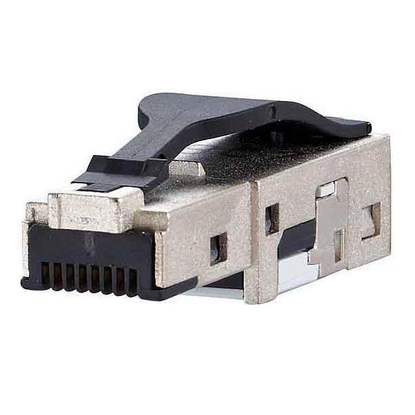 Ein silberner, metallischer RJ45-Stecker mit einem schwarzen Verriegelungsmechanismus, der für Ethernet-Netzwerke verwendet wird, ist aus einer Winkelansicht zu sehen.