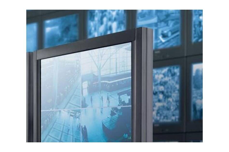 Sicherheitsüberwachungsmonitor mit mehreren blaulich getönten Kameraaufnahmen eines öffentlichen Innenbereichs