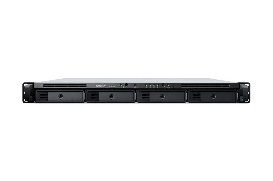 Frontansicht eines 1HE-Rack-Mount-Servers mit vier Laufwerkschächten in einem schwarzen Gehäuse auf weißem Hintergrund.