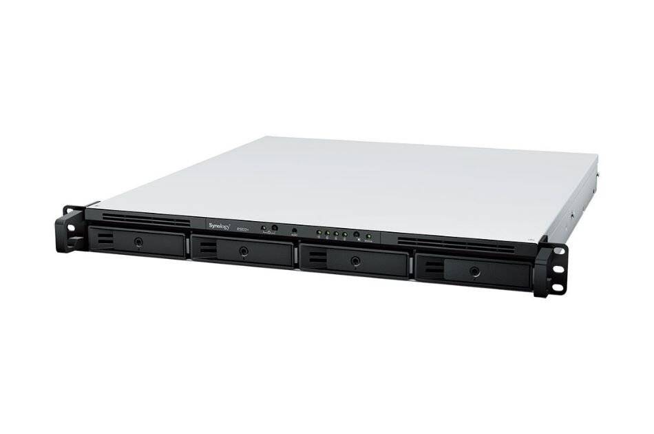 Frontansicht eines 4-Schacht-Rackmount-Server-Gehäuses mit silberner Oberseite und schwarzem Frontpanel auf weißem Hintergrund