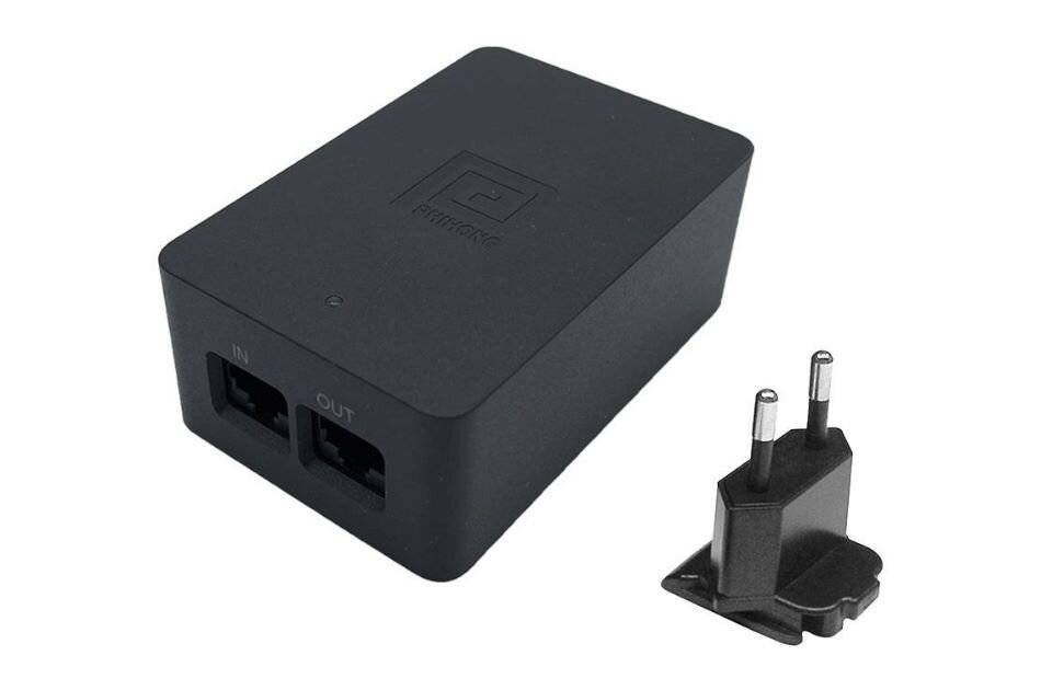 Schwarzer Stromanschlussadapter mit zwei USB-ähnlichen Anschlüssen mit den Bezeichnungen EIN und AUS, gezeigt mit abnehmbarem zweipoligem Steckeradapter auf weißem Hintergrund.
