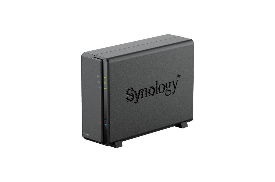 Schwarzes Synology-NAS-Speichergerät in Dreiviertelsicht auf weißem Hintergrund dargestellt, mit sichtbaren vorderen Statusleuchten und dem Synology-Logo.