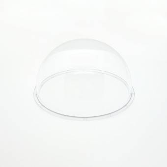 Eine durchsichtige Plastikkuppel vor einem weißen Hintergrund. Die Kuppel wird verwendet, um Gegenstände zu schützen oder auszustellen und sie dabei sichtbar zu halten.