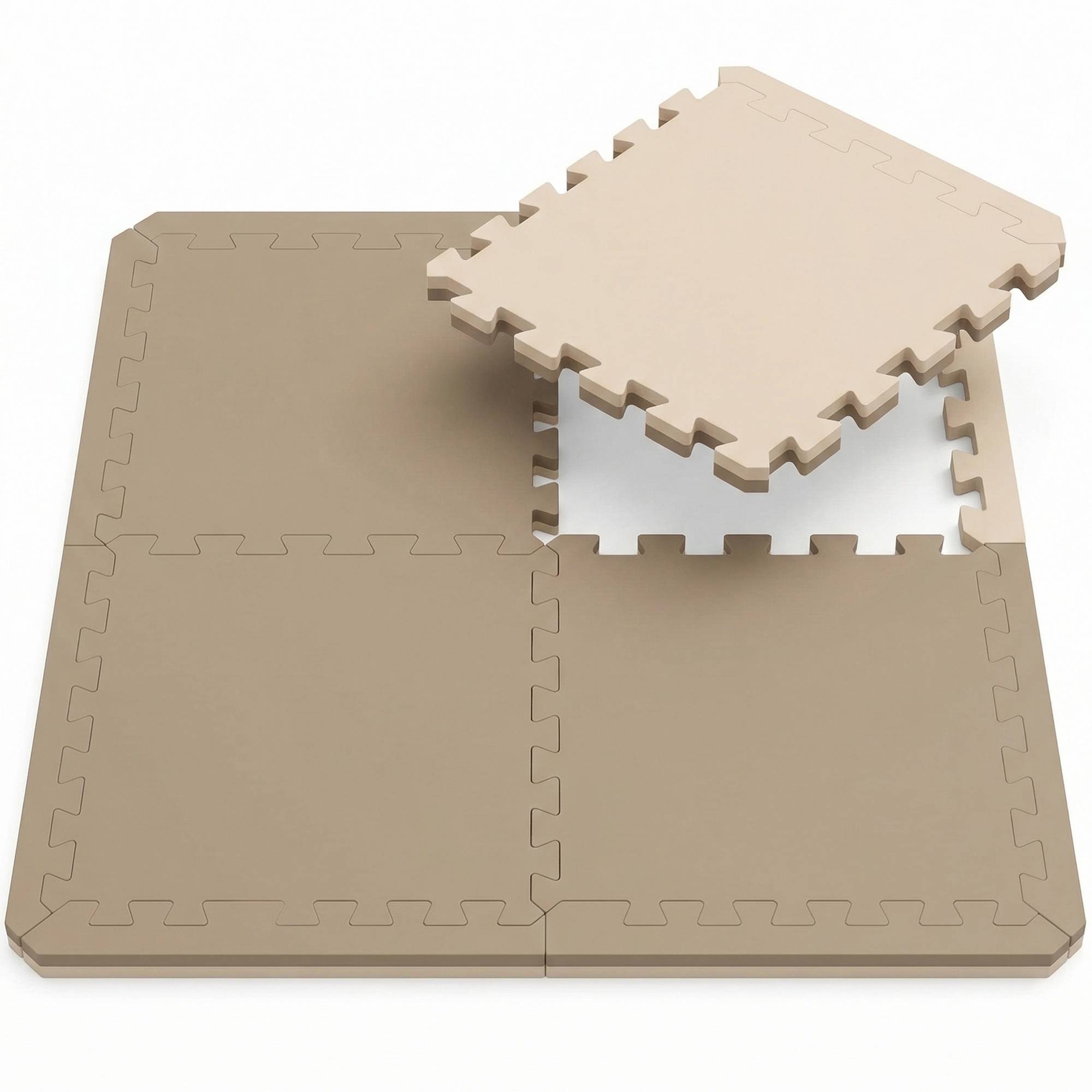 Beige-farbige Schaumstoff-Puzzlematten für den Boden, wobei eine quadratische Matte angehoben ist, um die verzahnten Kanten und die mehrschichtige Dicke zu zeigen.