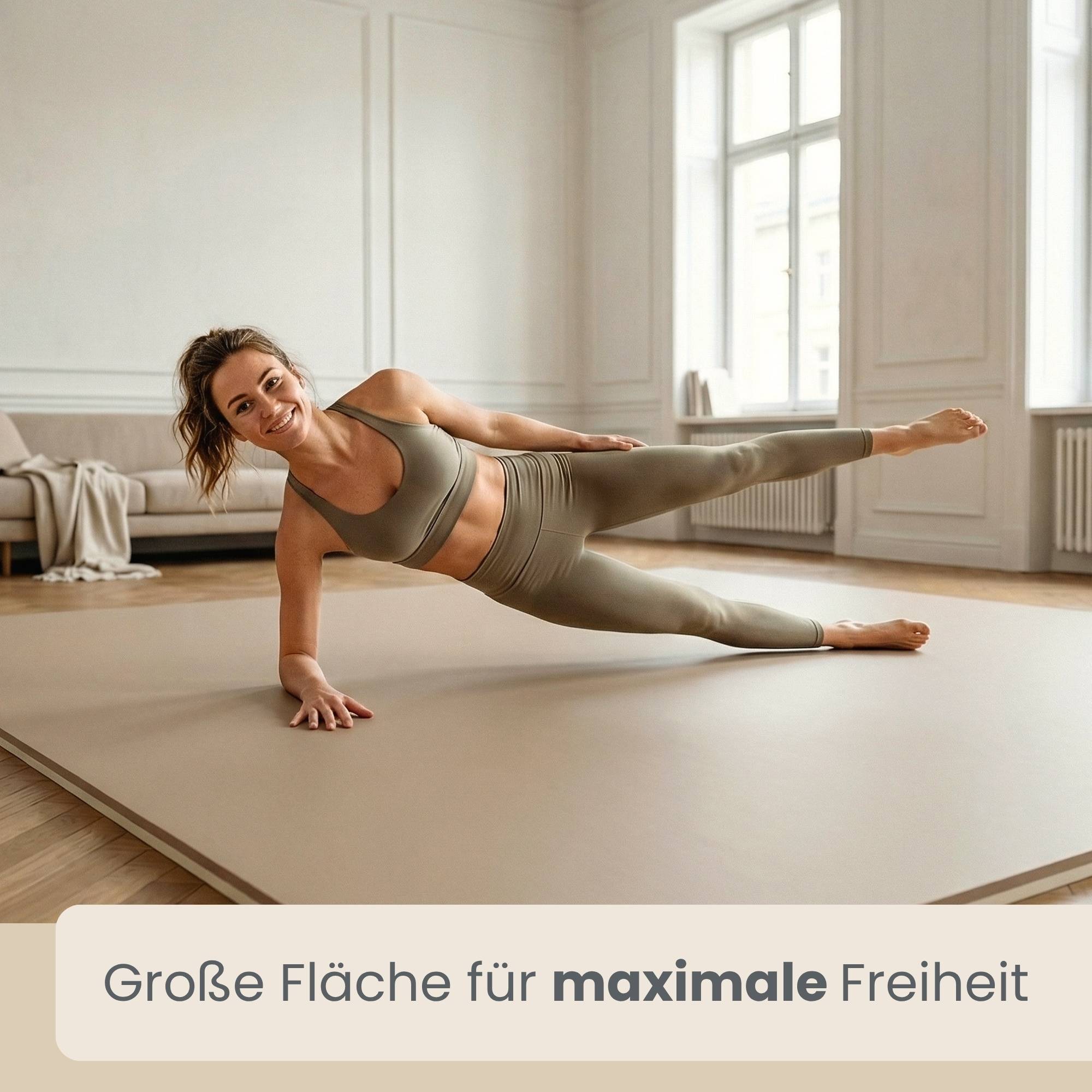 Frau, die eine seitliche Plankenbeinhebung auf einer großen Trainingsmatte in einem hellen Studio macht, mit deutschem Text, der darunter 