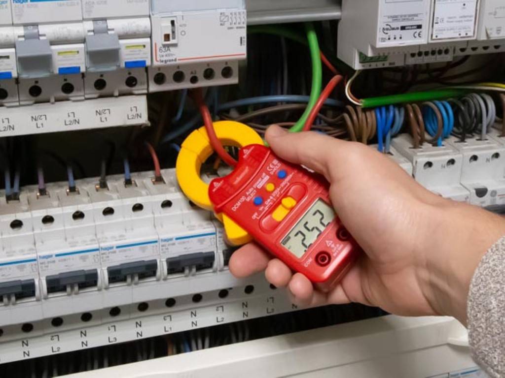 DIGITALE MINI-STROMZANGE - CAT III - 600 V - AC - MIT DATA-HOLD-FUNKTION