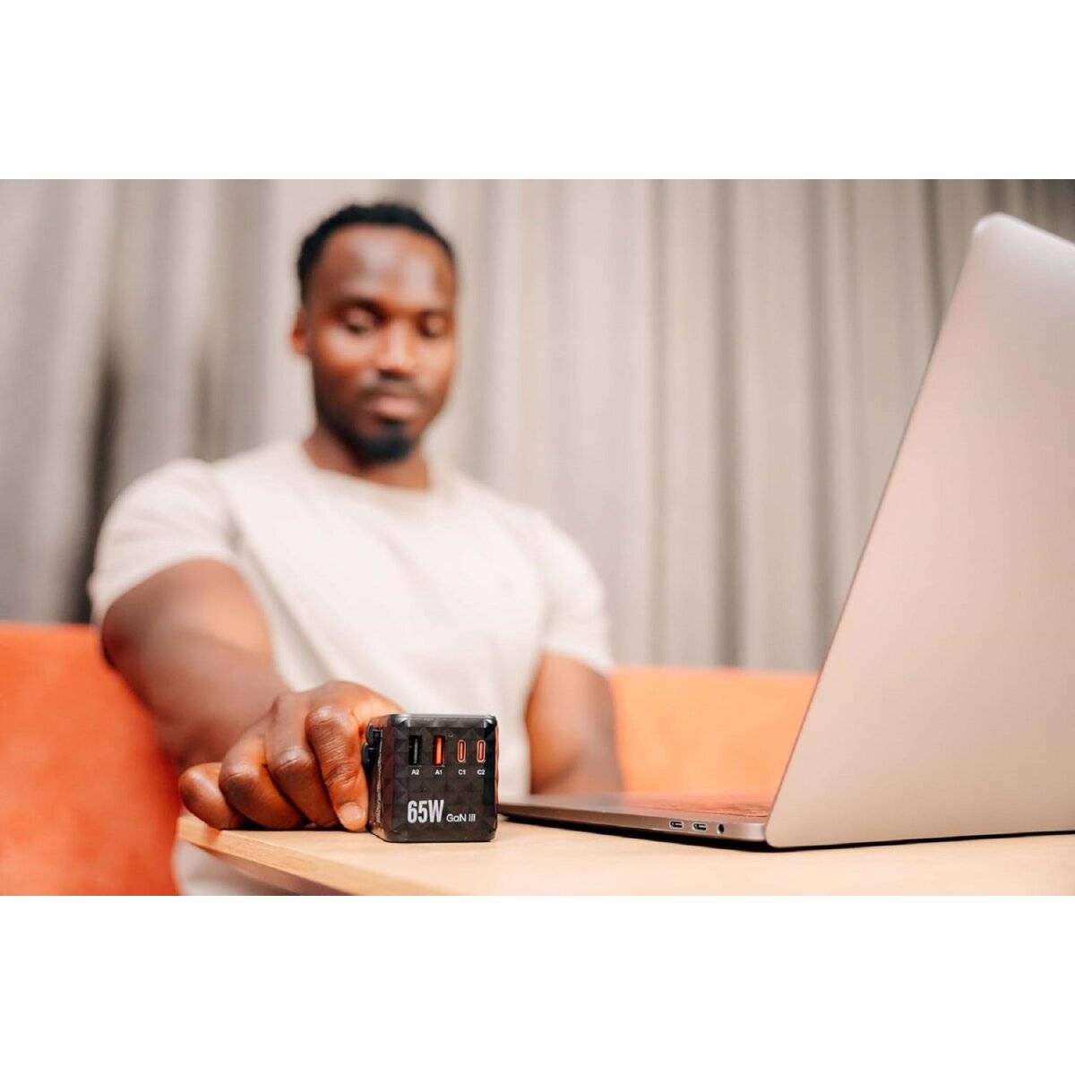 Verbatim Universal Travel Ladeadapter UTA-05 GaN III mit 2x USB-C und AC Steckdose – 65W, 180 Länder