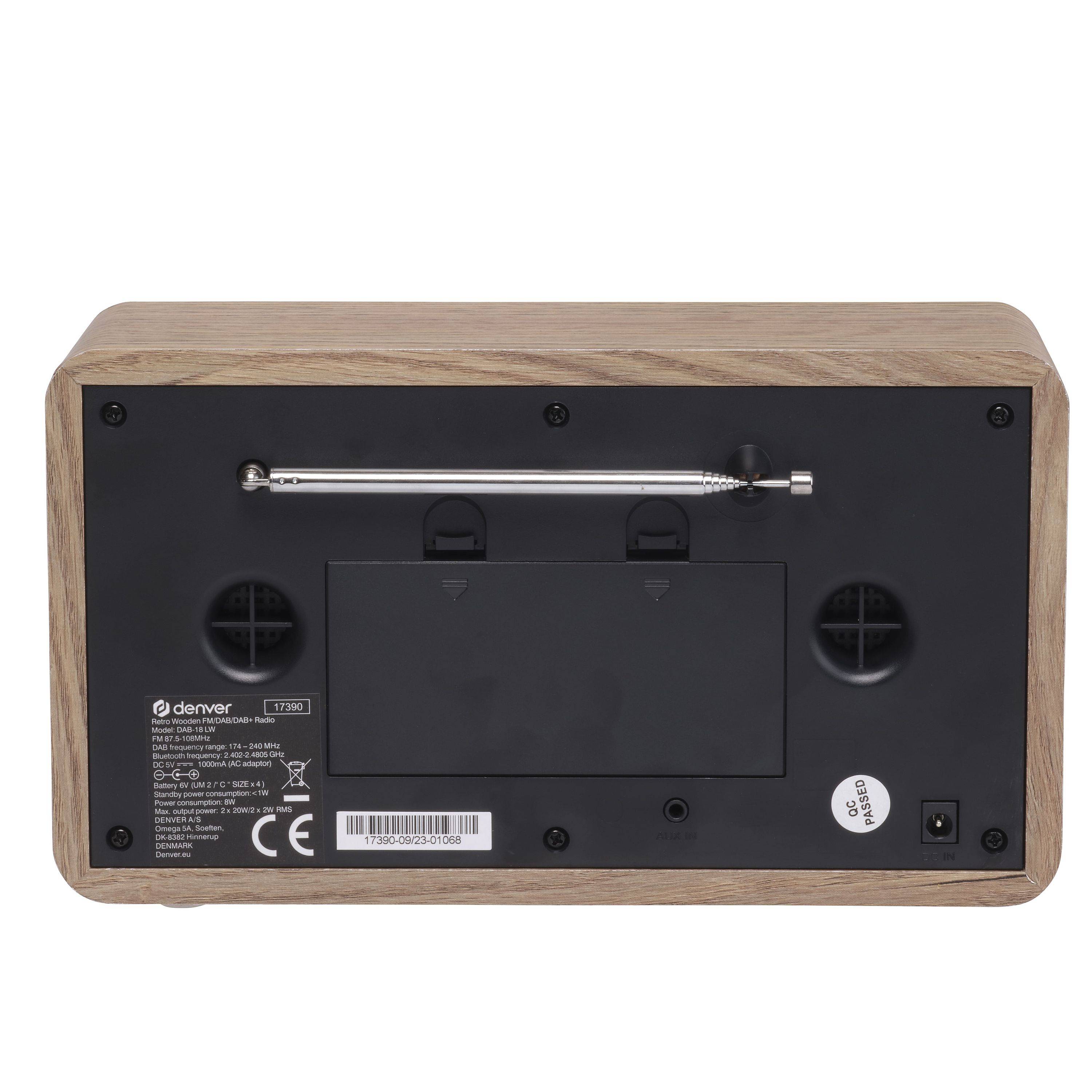 Rückansicht eines Holzradios mit Teleskopantenne, Lautsprechergittern, Batteriefach, Etiketten und Netzschalter.