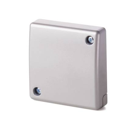 Kleine graue Metall-Elektroverteilerdose mit zwei sichtbaren Schrauben auf weißem Hintergrund.