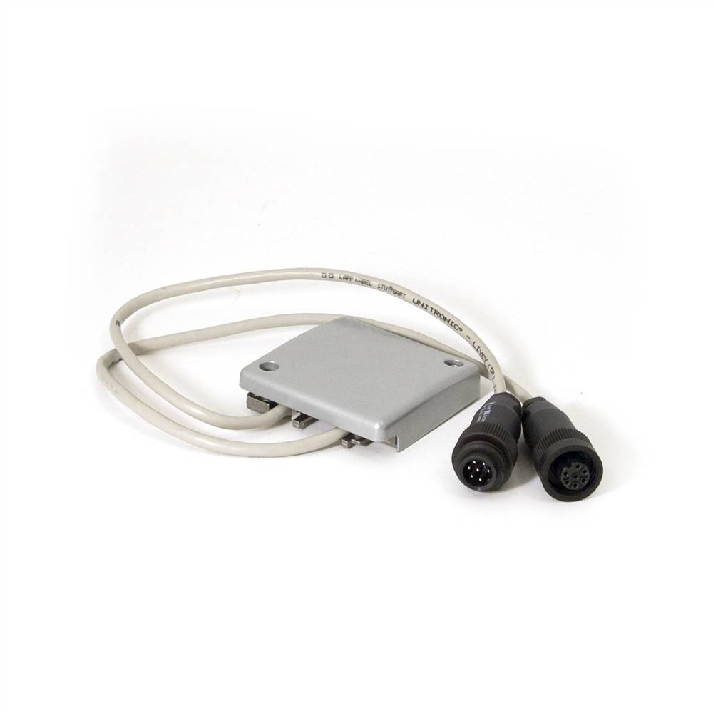 Weißes Kabel mit einer kleinen grauen rechteckigen Adapterkiste und zwei schwarzen kreisförmigen Steckverbindern auf einem schlichten weißen Hintergrund.