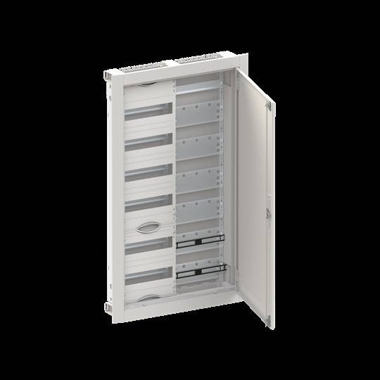 Ein offener Elektroschrank mit mehreren horizontalen Schlitzen, die weiße, leere Montagepaneele in einem weißen Rahmen zeigen.