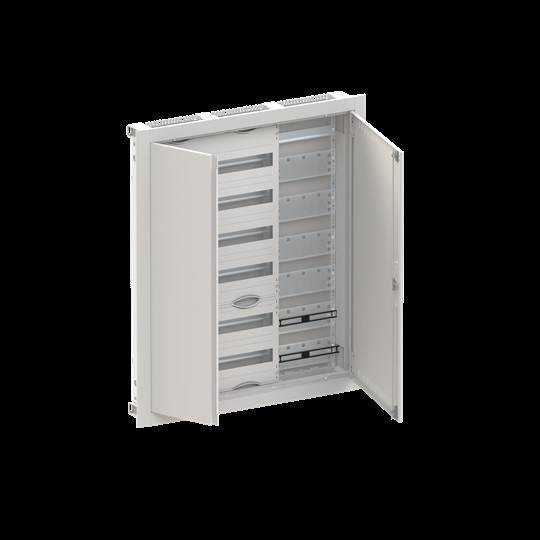 Ein offener elektrischer Verteilerschrank mit mehreren leeren Steckplätzen und einer Klappentür, geeignet zur Aufnahme von Sicherungen in Gebäuden.