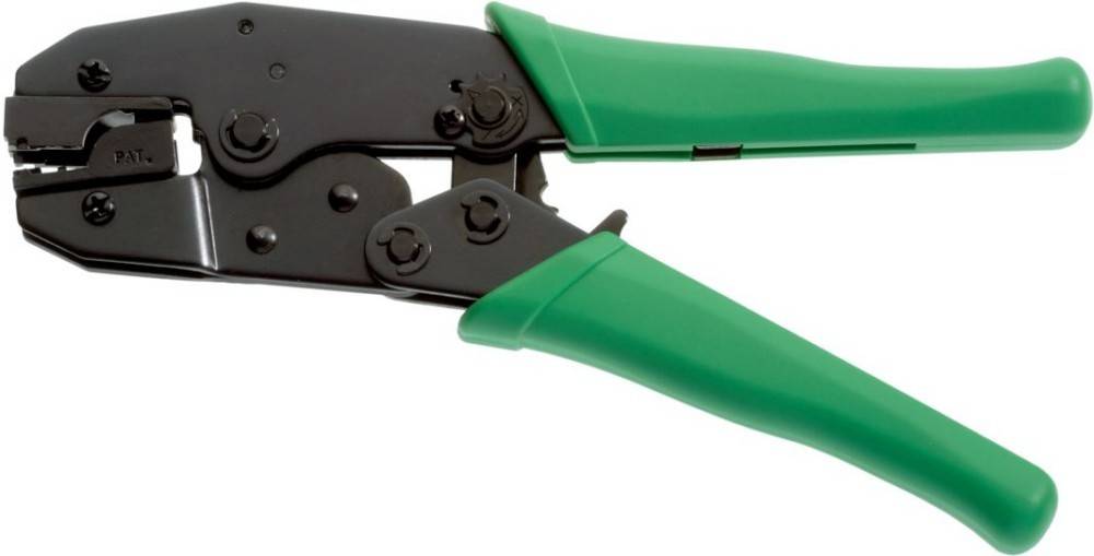Ein Crimpwerkzeug mit grünen Griffen ist teilweise vor einem weißen Hintergrund zu sehen, das üblicherweise zum Befestigen von Steckverbindern an Kabeln verwendet wird.