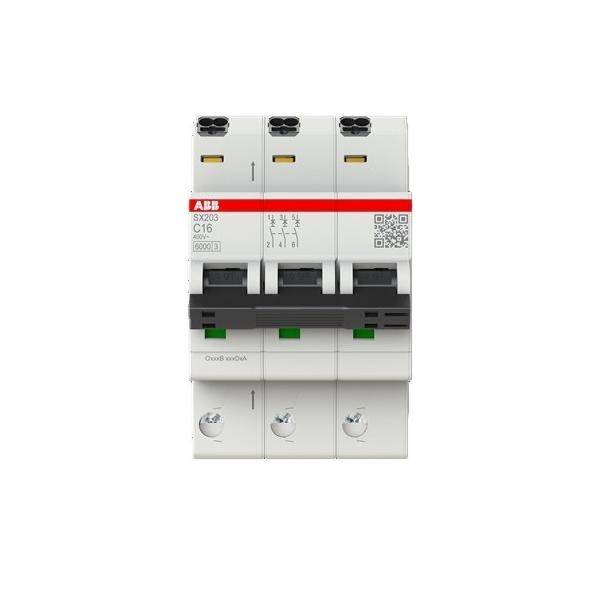 Ein dreipoliger Leitungsschutzschalter mit rotem ABB-Logo und der Bezeichnung 'S203 C16'. Er ist für den Überlastschutz in elektrischen Systemen konzipiert.