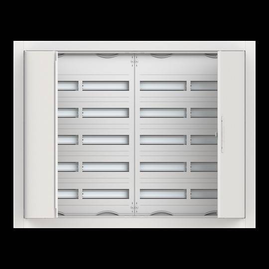 Ein weißer, rechteckiger, Jalousie-artiger Lüftungsschacht mit horizontalen Lamellen ist teilweise geöffnet und steht vor einem schwarzen Hintergrund.