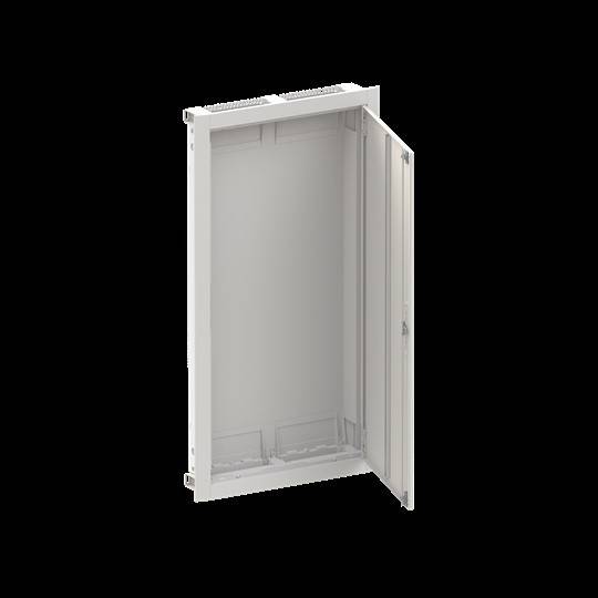 Ein weißer, leerer Metallschrank mit einer teilweise geöffneten Tür, die einen Innenraum ohne Regale oder Fächer offenbart.