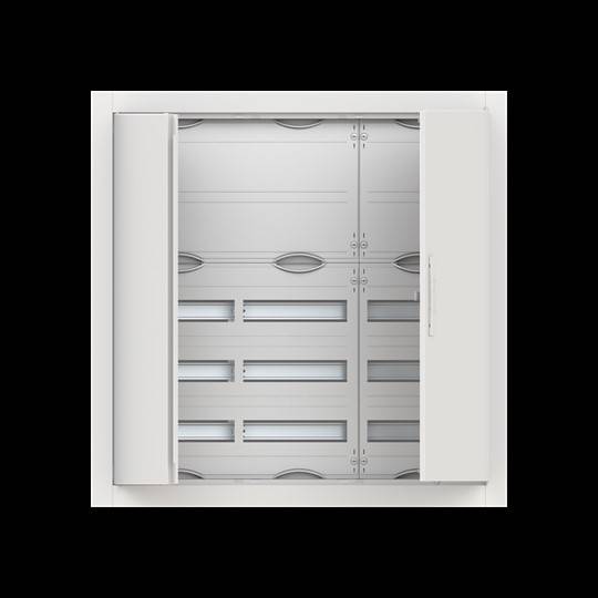 Ein geschlossener, weißer Elektroverteilerschrank mit vertikalen Schlitzen und einer teilweise geöffneten Tür, die horizontale Fächer im Inneren sichtbar macht.