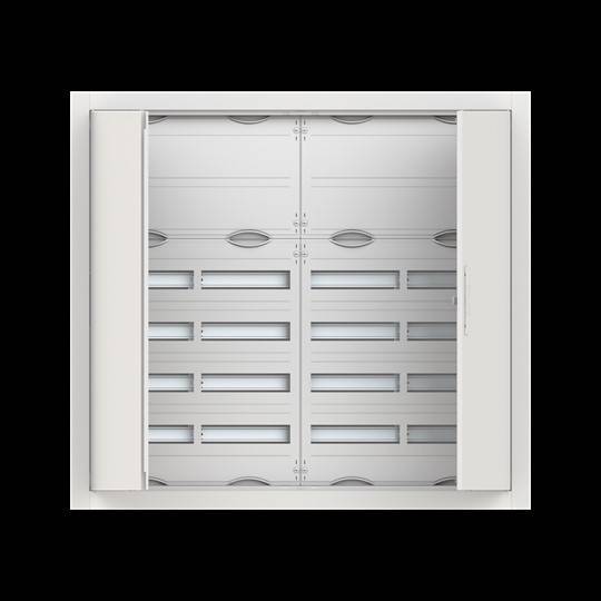 Eine teilweise geöffnete, weiße Metalltür, die horizontal verlaufende Metalllamellen dahinter offenbart.