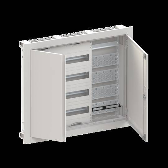 Elektrische Schaltschrank mit geöffneten Türen, der Innenräume und Kabelführungsschlitze zeigt, verwendet zur Unterbringung von Schaltkreiskomponenten und zur Kabelorganisation.