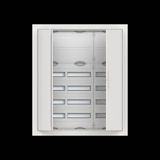 Ein offener Elektroschrank mit horizontalen Schlitzen für Sicherungsautomaten, vor einem schwarzen Hintergrund.